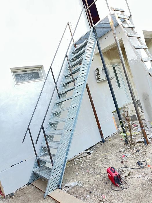 Vând scarii metalice zincate exterioare și pentru incendii , platforme