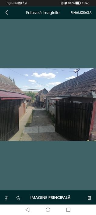 Casa la curte de vanzare