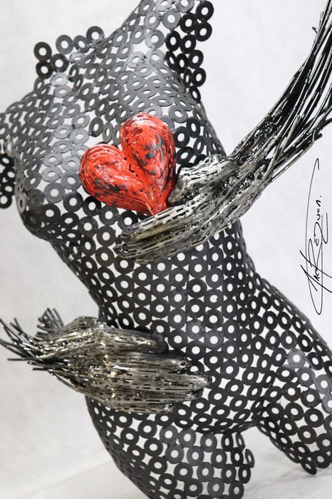 Sculptura bust cu maini si inima- saibe si fir de otel sudat.