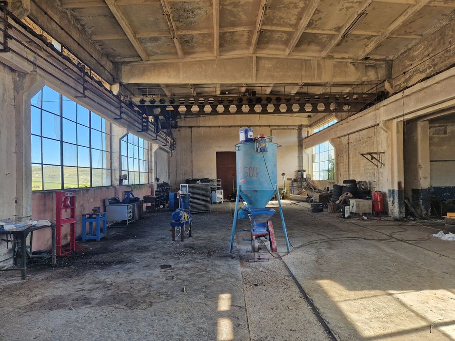 Vand sau schimb teren intravilan6,5ha si constr. la 40 km de Cluj