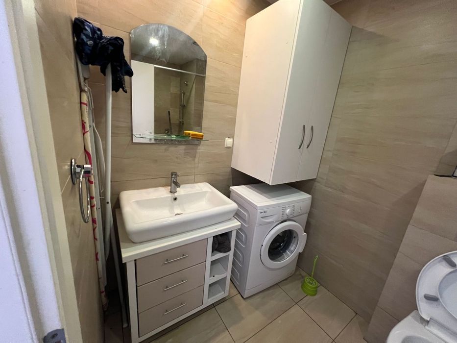 Cosmopolis. Garsoniera  mare cu balcon mare de vanzare.