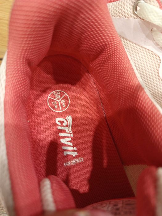 Чисто нови дамски маратонки 39 номер