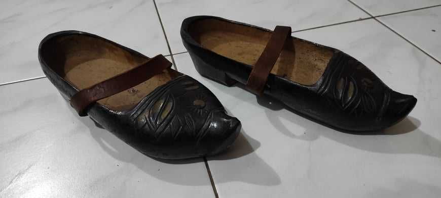 Стари дървени обувки