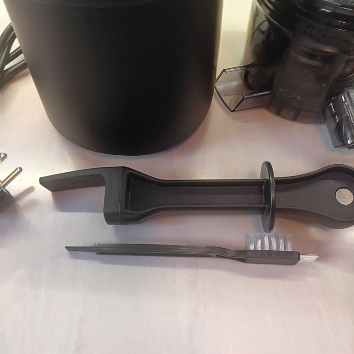 НОВА! Бавна сокоизстисквачка с широк отвор 135 мм, студено пресоване