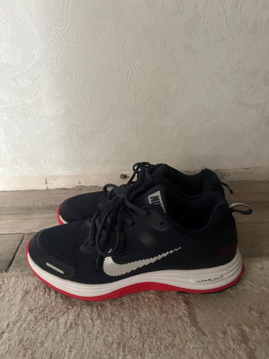 Крассовки  Nike..