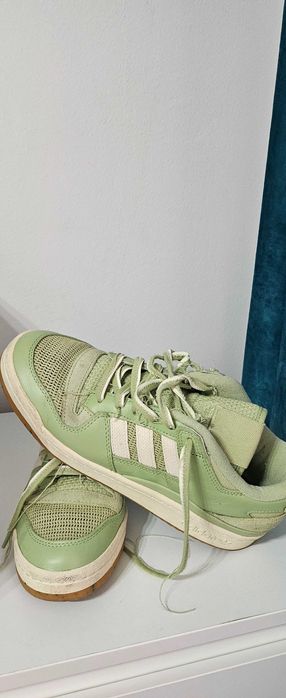 Adidas perforați (pentru vară)