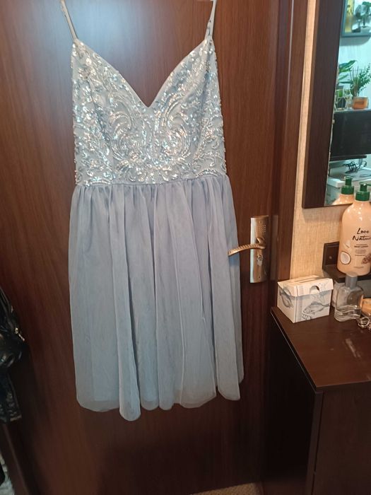 Продавам рокля с мъниста.