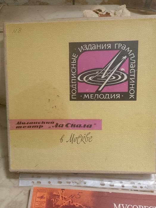 Продается проигрыватель пластинок, с множеством пластинок.