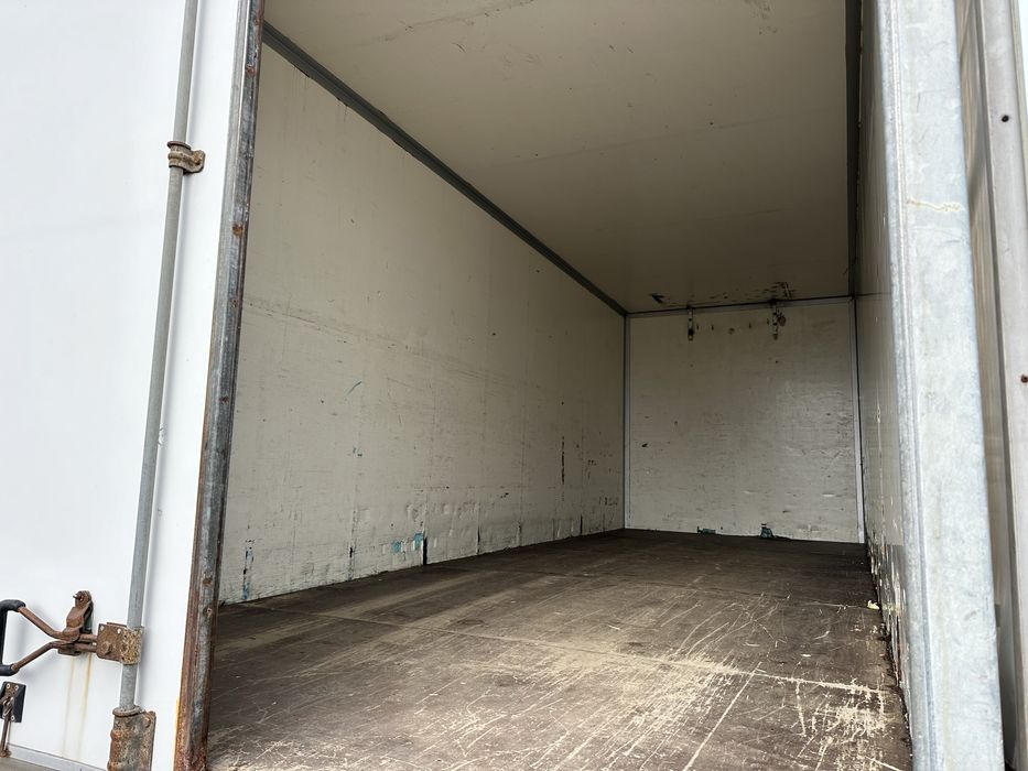 Фургон с външни размери д6.15м / ш2.25м / в2.40м