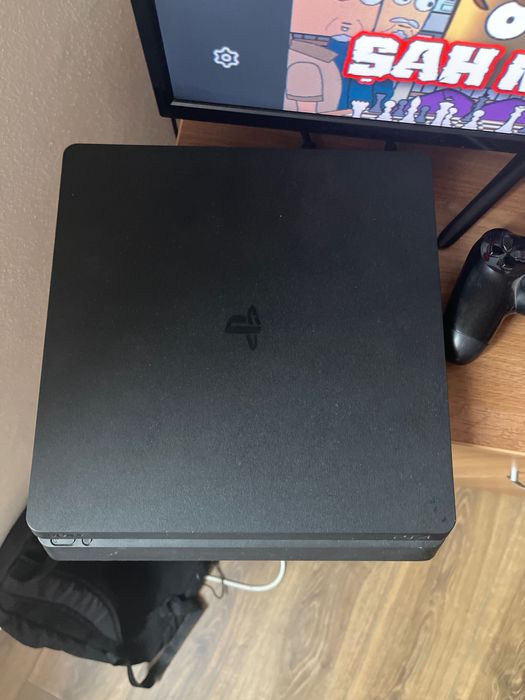 Vând ps4 cu tot cu cont are pe el FIFA 26 +2 manete !!