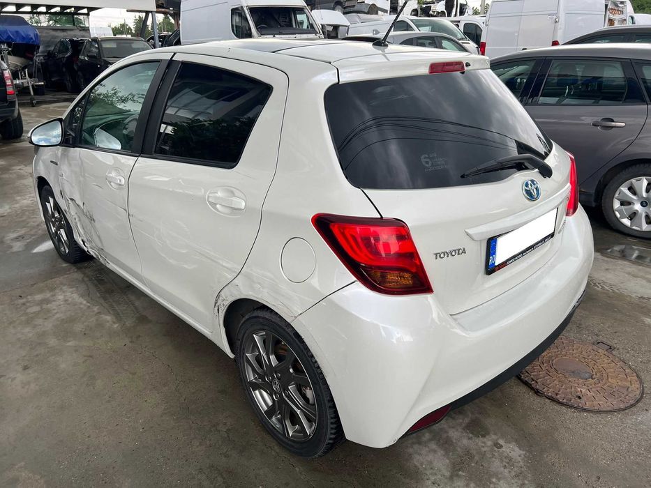 Toyota Yaris Hybrid 2016 Avariat 1.5 benzina + Hybrid cutie automata 101.000km deplasabil, panoramic, camera