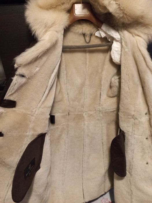 Vand cojoc de piele maro cu gluga si mansete de blana alba