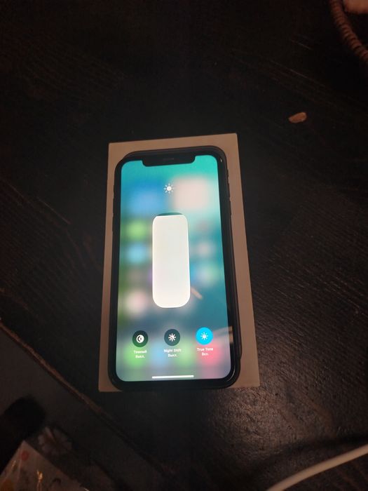 Продам телефон IPhone 11 память 64гб состояние отличное