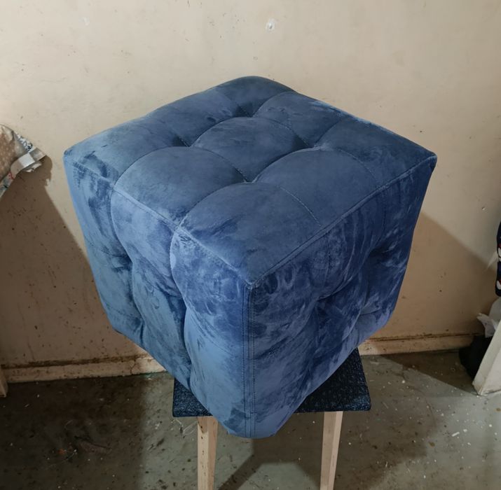 Мягкий пуфик для прихожей или спальни.