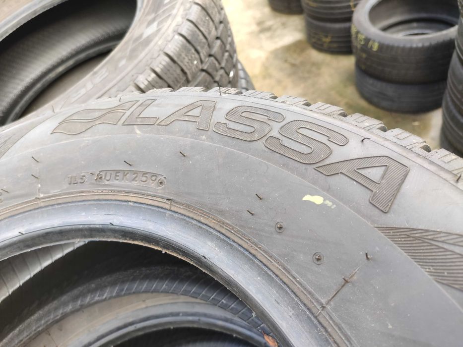 2бр Като нови зимни гуми за бус 215 65 16 С - Lassa - DOT 2023
