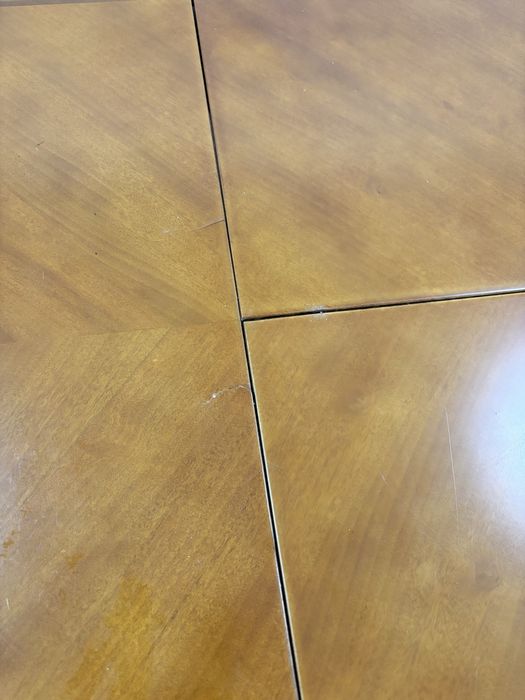 Срочно продам стол из красного дерево