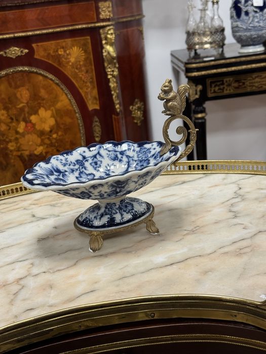 Bomboniera deosebita din portelan si elemente bronz