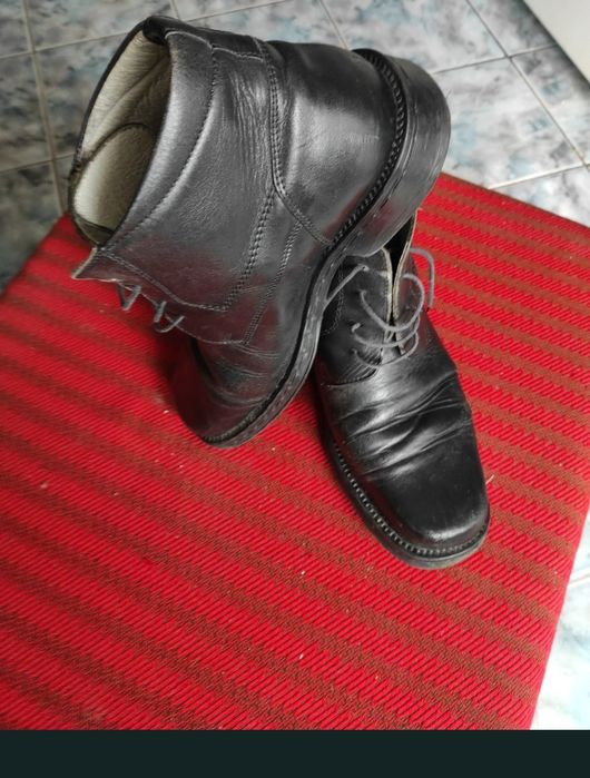 Ghete realizate din piele naturală 100%, cu talpa cusuta si căptușite în interior cu piele.