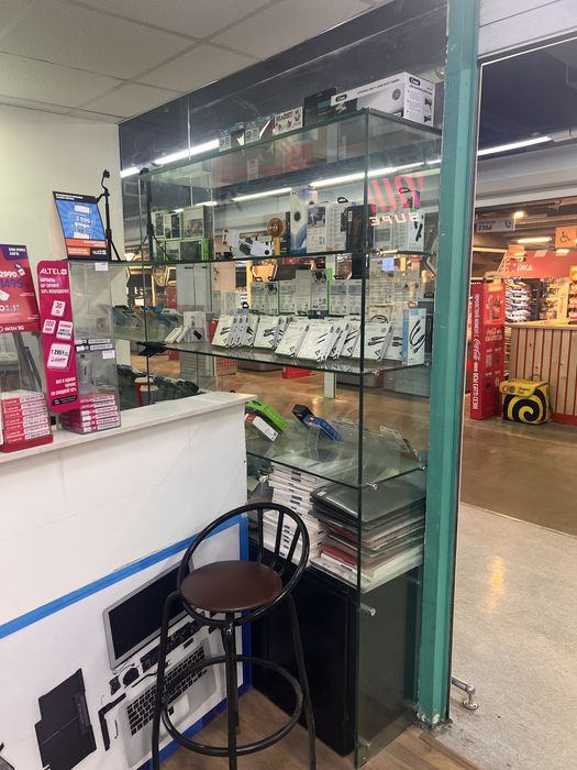 Продам витрины и мебель