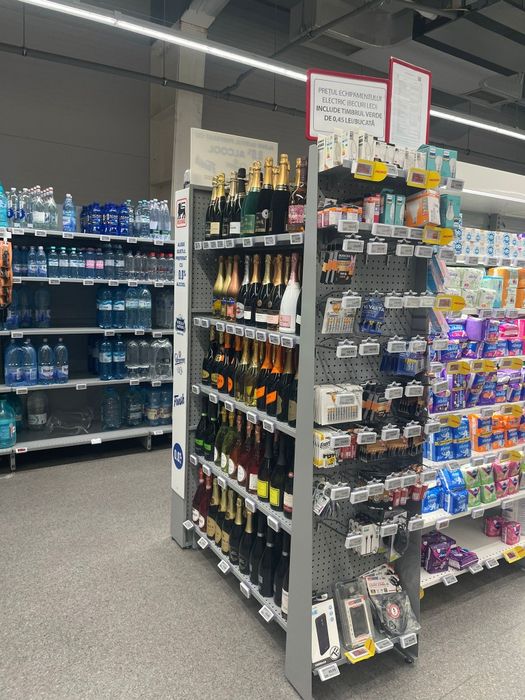 Rafturi de magazin cu agatatori spatare perforate