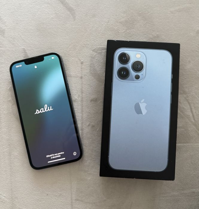iPhone 13 Pro Sierra Blue cu 17 huse incluse. 128 GB memorie.
