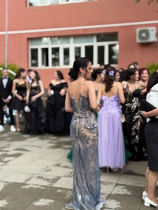 Здравейте!Продавам балната си рокля.В отлично състояние е.