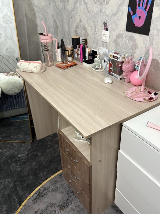 Стол письменный.