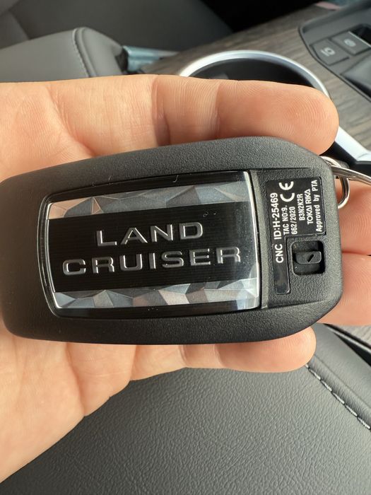 Срочно продам крузак 300 новый