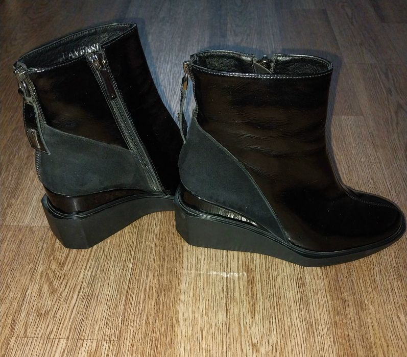 Продам женские ботинки