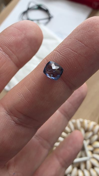 Piatra safir naturala Madagascar