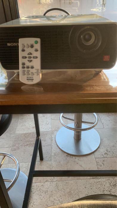 Videoproiector sony cu suport de prindere pe tavan