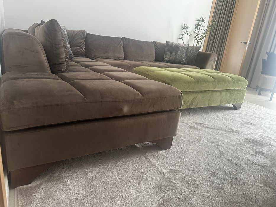 Велюровый диван с оттоманкой