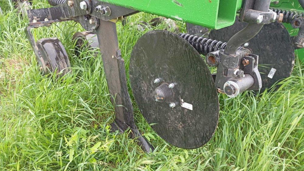 Глубокорыхлитель John Deere 2100
