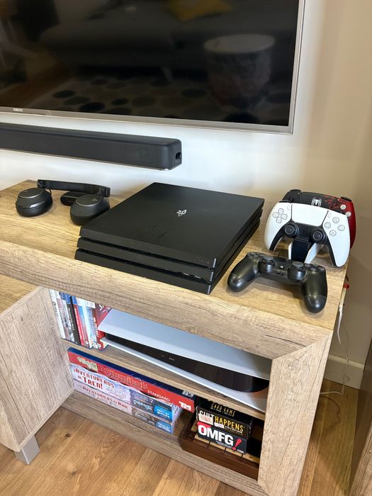 PlayStation 4 PRO 1TB + 2 jocuri, vând sau schimb