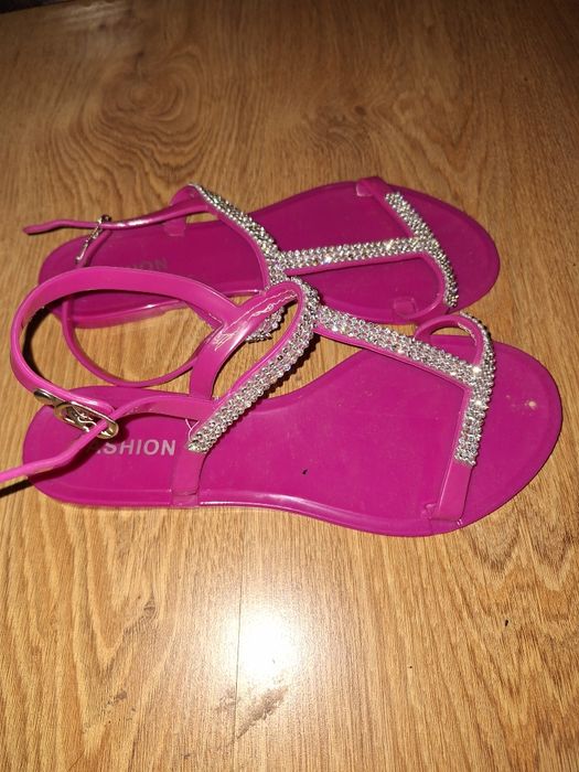 Елегантни дамски сандали