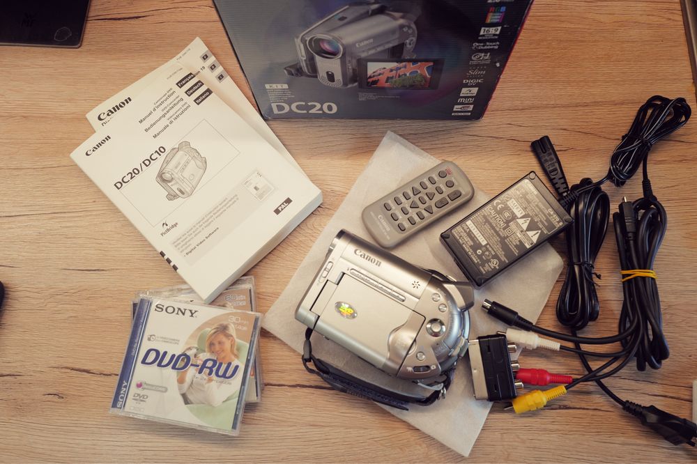 Camera video Canon DC20 CCD senzor Handycam NOUA in cutia originala