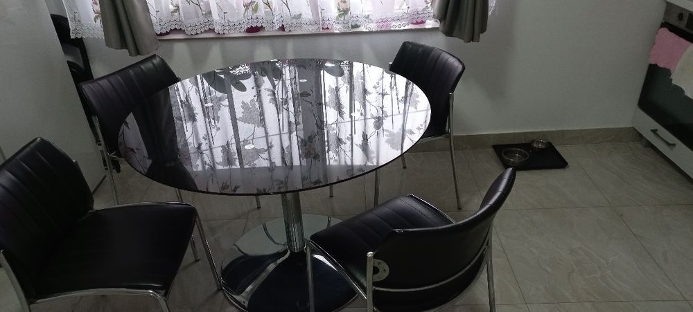 Vând masa cu scaune