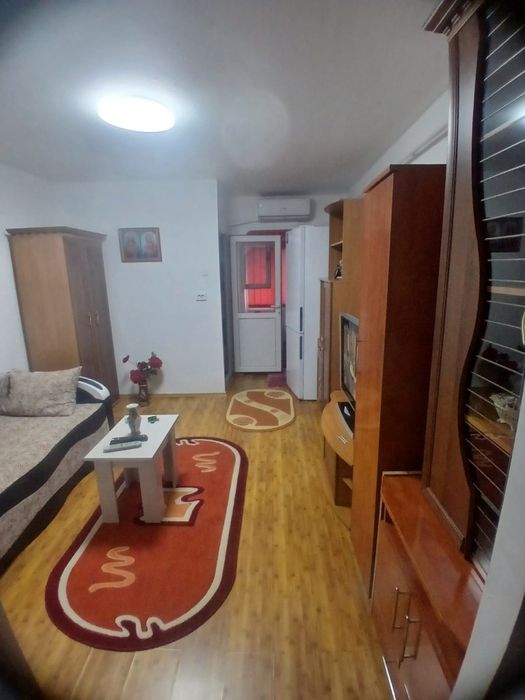 Închiriez garsoniera