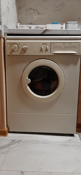 Продавам Пералня INDESIT