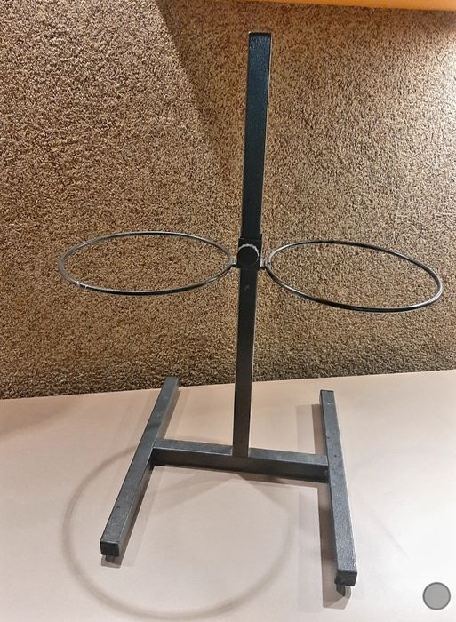 Подставка для мисок. Высокая.