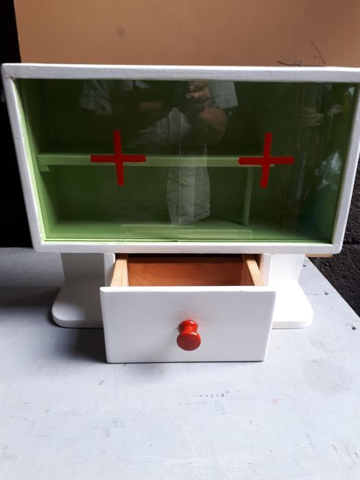 ретро българска дървена домашна аптечка от соца