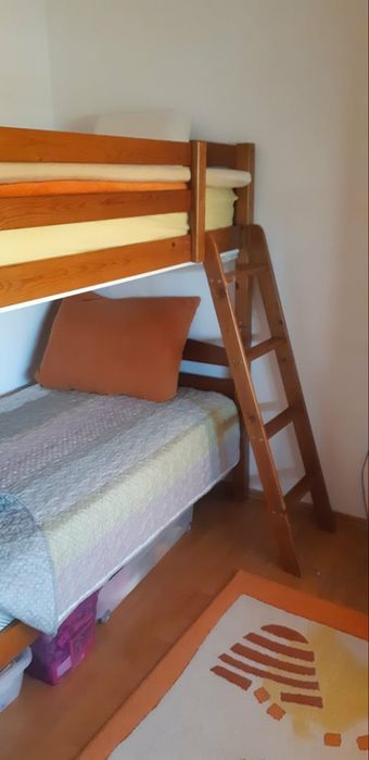 Pat cu etaj pentru copii în stare foarte bună cu saltele ortopedice
