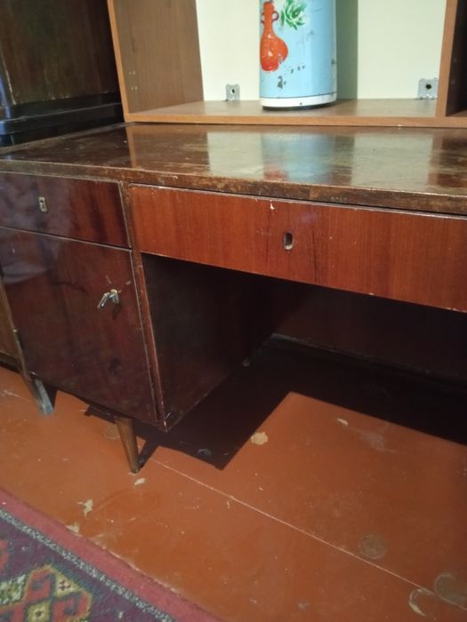 Продам за всё Чехия пис-стол, комод, этажерка,стол,юстри..