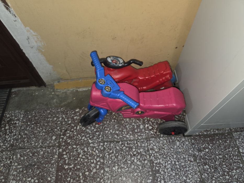 Motoreta de plastic pentru copii