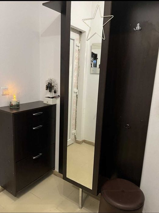 Cuier hol cu oglinda. In Timisoara. zona girocului.