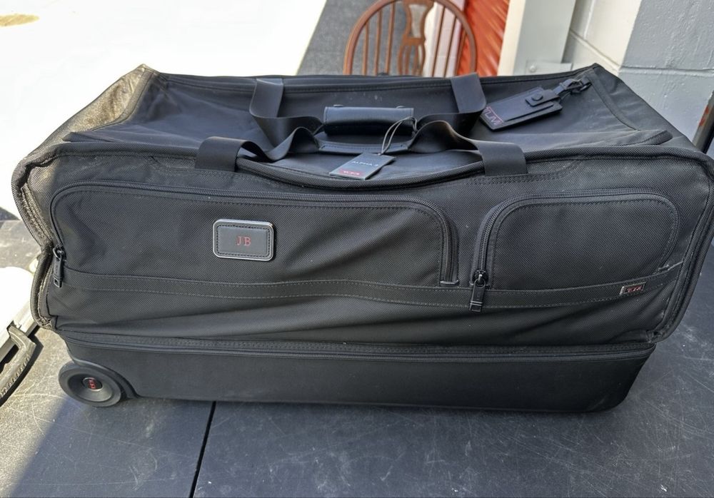 Tumi Alpha 2 Large Duffel — премиум-чемодан для путешествий.