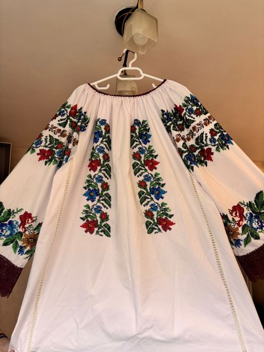 Camasa tradițională cu margele