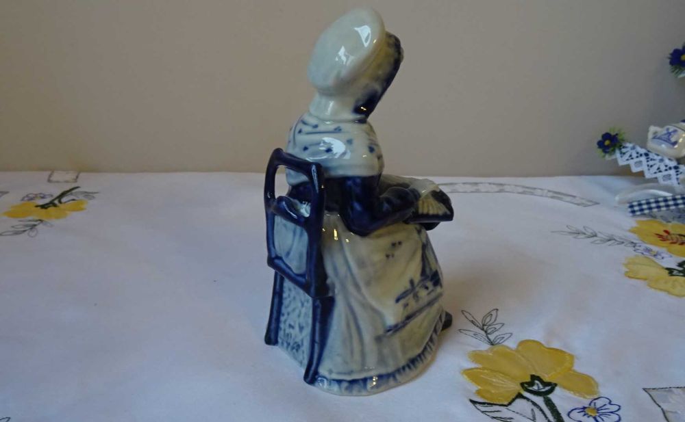 Декоративна висяща етажерка с миниатюрен сервиз  в делфтски стил.