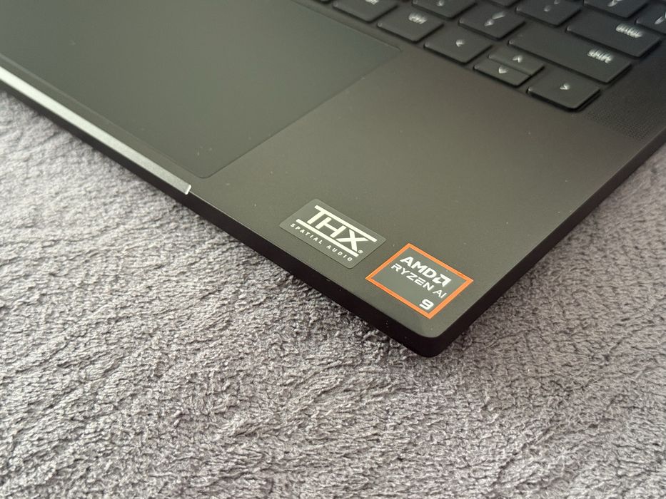 Геймърски Лаптоп 14’ QHD 240 Hz RTX 4070 8GB Ryzen 9-8945HS Razer Blade 14 32GB DDR5 1TB SSD