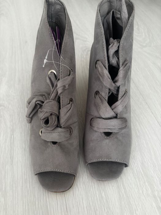 Полуотворени обувки